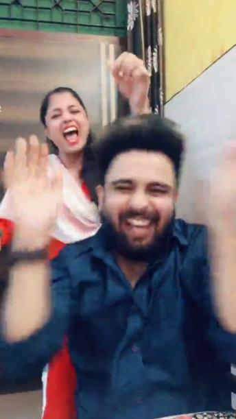 Doston ke samne hasna