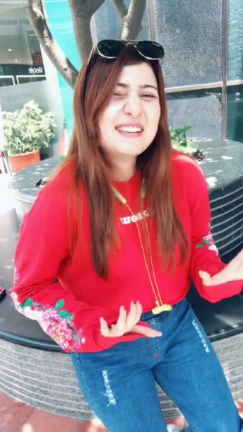 Chalo tiktok bana le 