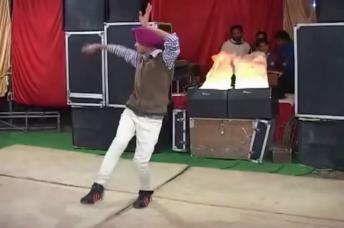 पिछले जन्म में यह जरूर नागिन रहा होगा...Haha