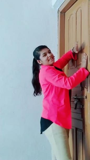 door apneaap khul gya air ki wajh se