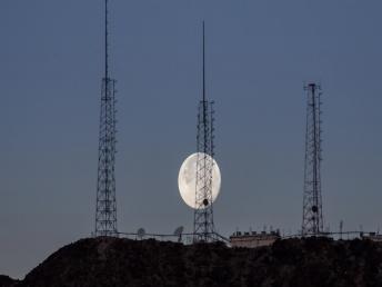 Breathtaking supermoon time lapse footage from Las Vegas