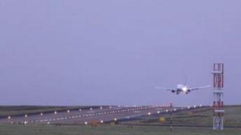 PLANES STUGGLE TO LAND IN HIGH WINDS 