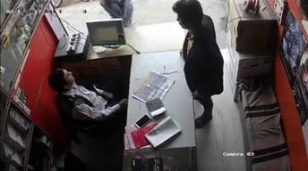 Caught on CCTV stupid criminal stealing mobile!!