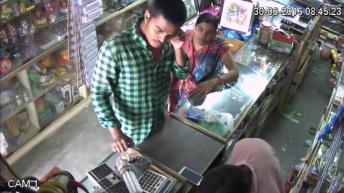 Thief caught stealing mobile on CCTV