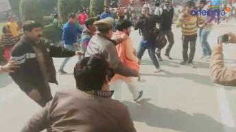 VIDEO: बजरंग दल के नेता को नगर निगम कर्मियों ने दौड़ाकर पीटा