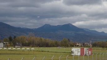 Plane In Failed Crosswind Landing !!