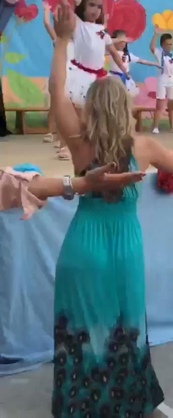 सुंदर औरत के साथ बच्चों ने किया खूबसूरत नृत्य