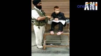 सीआरपीएफ हवलदार इकबाल सिंह ने दिव्यांग बच्चे को खिलाया अपना भोजन, वायरल वीडियो
