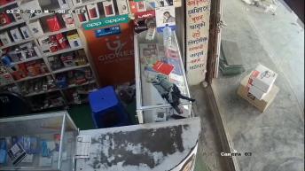 Dumb cell phone thief caught on CCTV