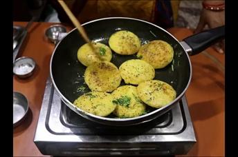 आलू से बनायें टेस्टी इडली सुबह के नाश्ते और बच्चों के टिफिन के लिये  Aalu Idli Recipe