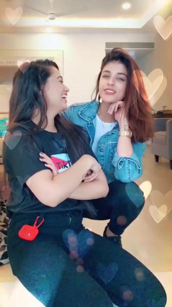 Dil bekaabu hotaa hai