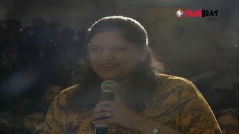 శ్రద్దా చేతిలో గన్ పట్టుకుని భలే క్యూట్ గా ఉంది..ప్రభాస్