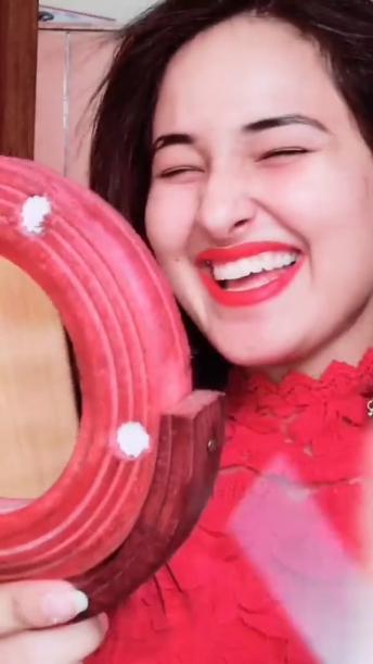 Jb usko idhr udhr ldkiya dekhne ki aadat ho