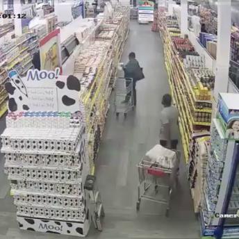 Dangerous earthquake seen at a mall!!