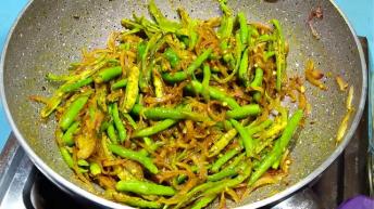 खाने का स्वाद चौगुना करना है तो बनायें चटपटी हरी मिर्च प्याज की सब्जी  Hari mirch Pyaaj ki sabzi