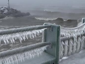 Insane winter weather captured in Ohio on Lake Erie