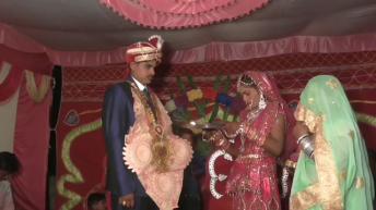 गाँव की देहाती शादी | वरमाला देखो