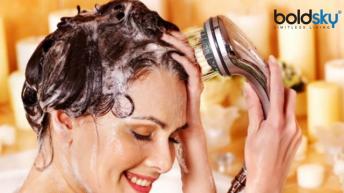 Hair Detox at Home: बालों की गंदगी साफ करने के लिए घर पर करें हेयर डीटॉक्स