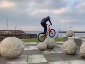  Amazing Cycle Stunts of world!!