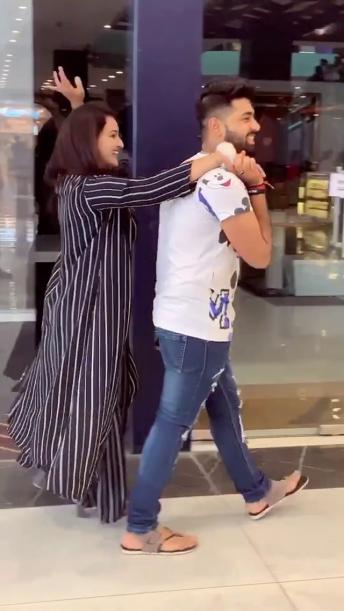 Aise doston se apni apni valiyo ko kripya bcha k rkhey 