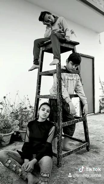 duniya hi loot gyi hamari