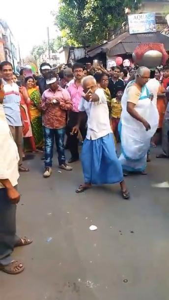 दादू का यह मजाकिया नृत्य...Haha