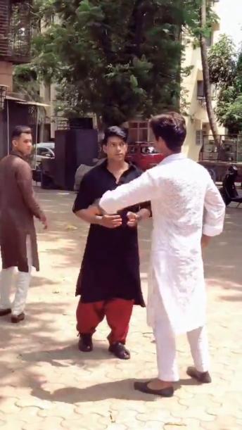 Dushmano se bhi Eid mili jati hai