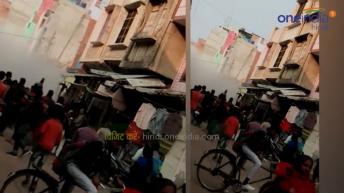 यूपी: भीड़भाड़ वाले इलाके में गिरा दो मंजिला मकान, देखे वीडियो