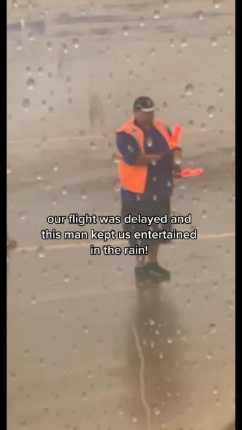 Airport employee wows passengers with epic dance moves during delay